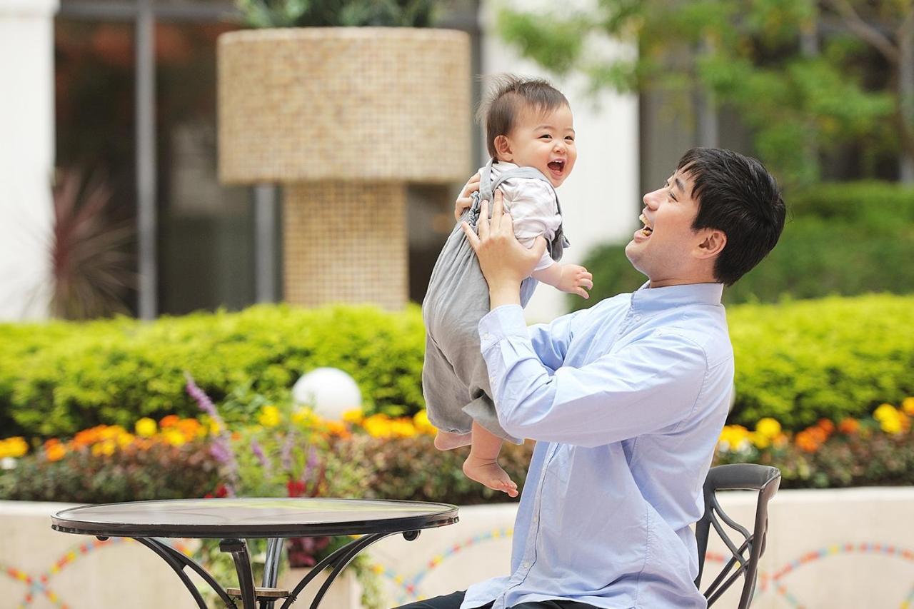 Urayasu Hotel Okura Tokyo Bay מראה חיצוני תמונה A father with his baby
