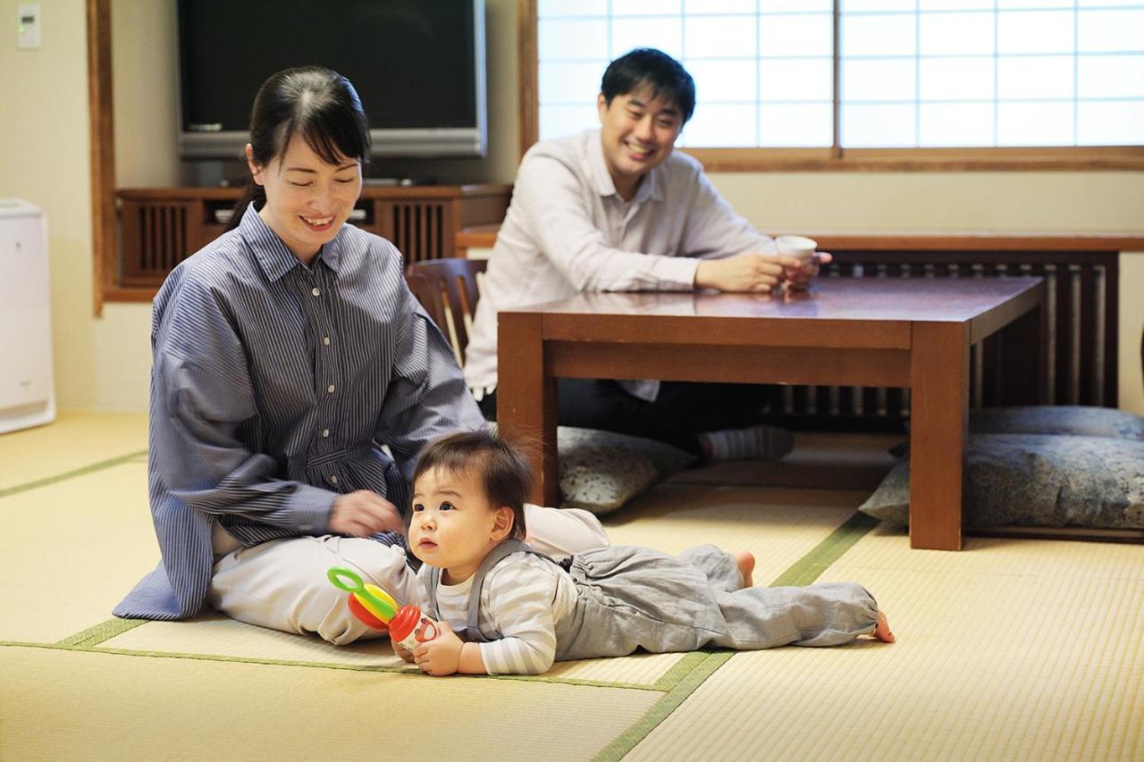 Urayasu Hotel Okura Tokyo Bay מראה חיצוני תמונה A Japanese family