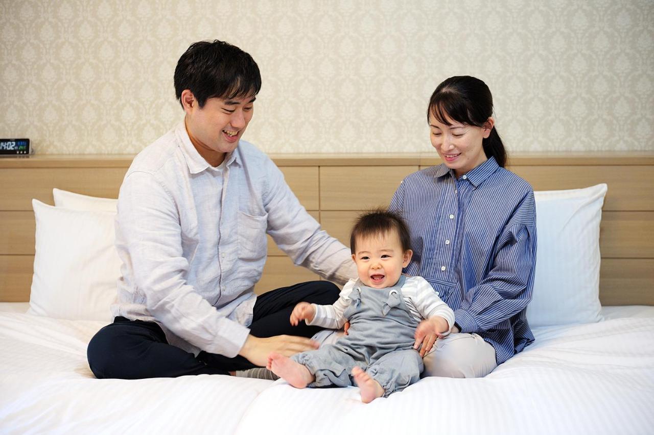 Urayasu Hotel Okura Tokyo Bay מראה חיצוני תמונה A Japanese family