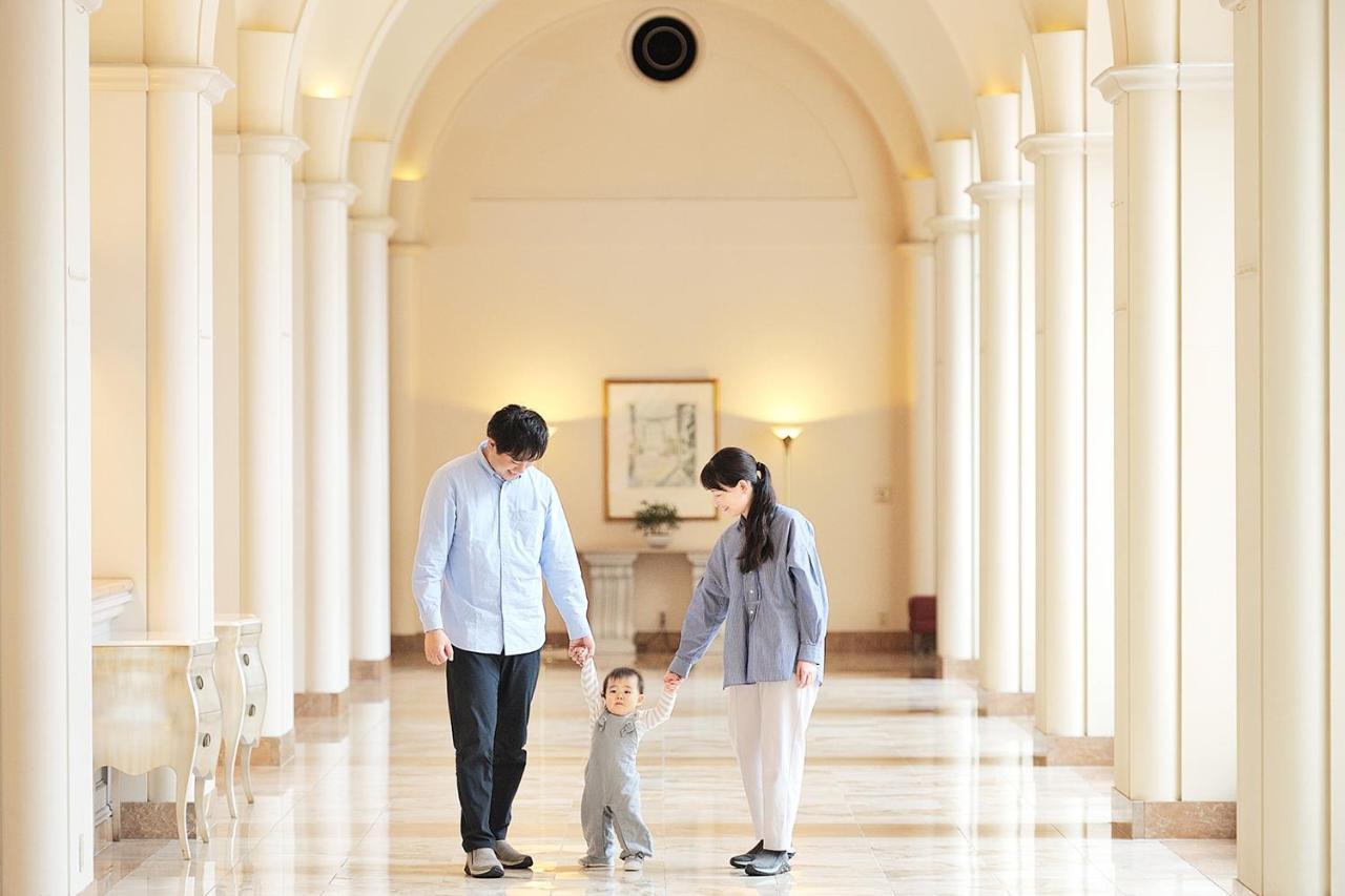 Urayasu Hotel Okura Tokyo Bay מראה חיצוני תמונה A family at the Four Seasons Hotel