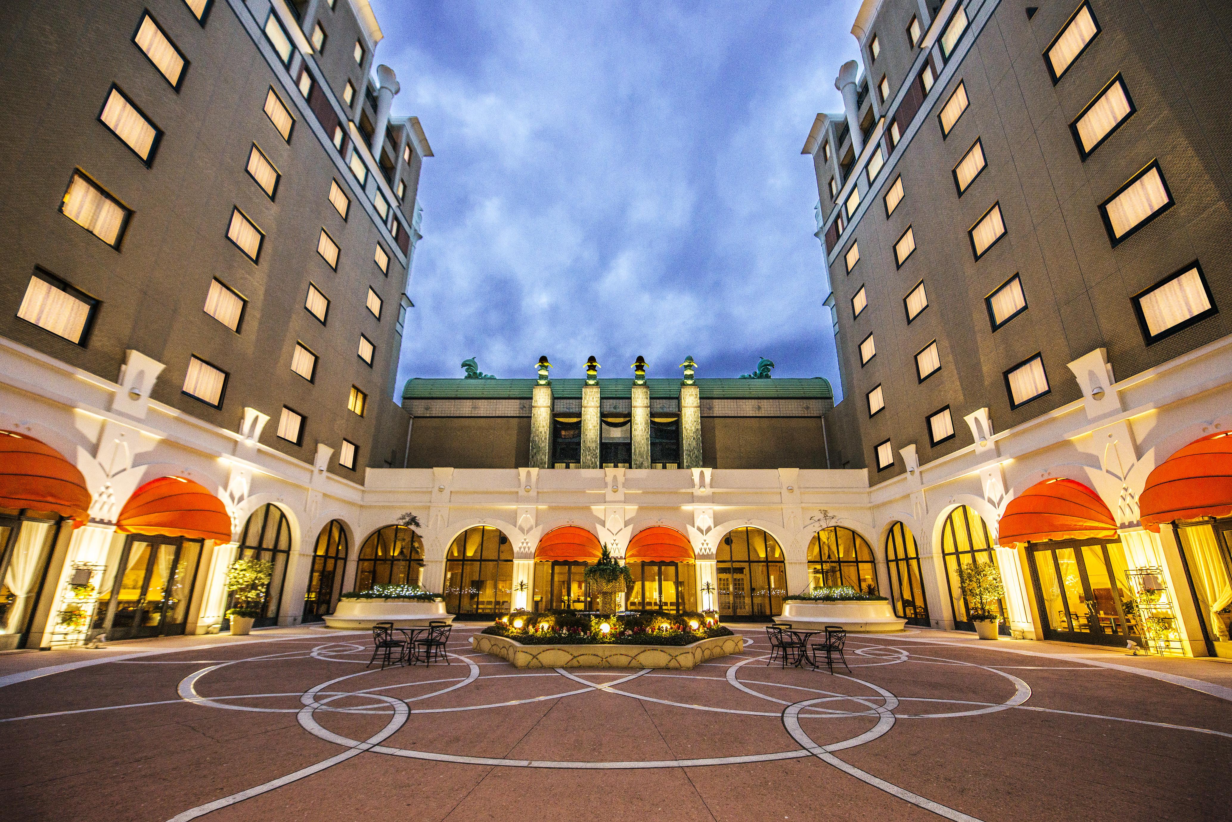 Urayasu Hotel Okura Tokyo Bay מראה חיצוני תמונה The hotel's courtyard