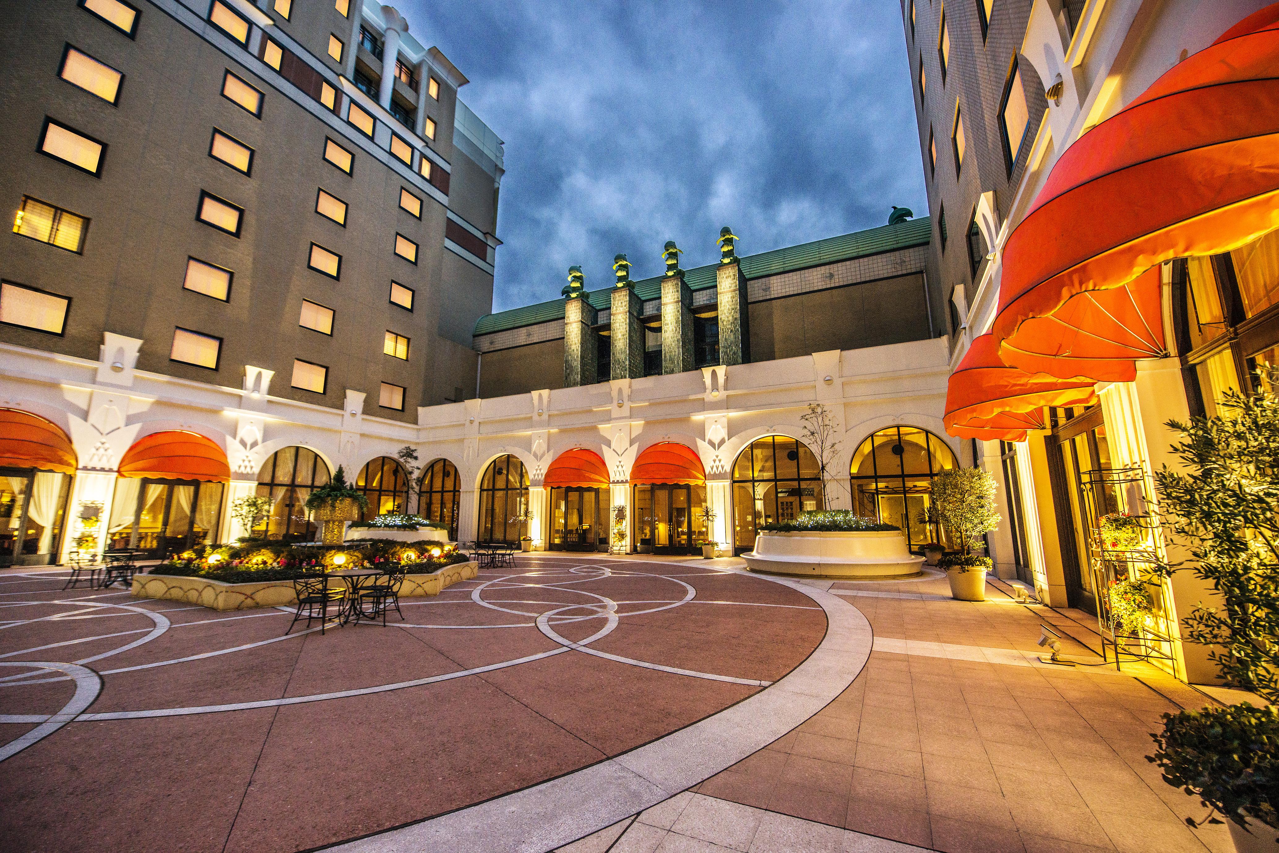Urayasu Hotel Okura Tokyo Bay מראה חיצוני תמונה The hotel's courtyard