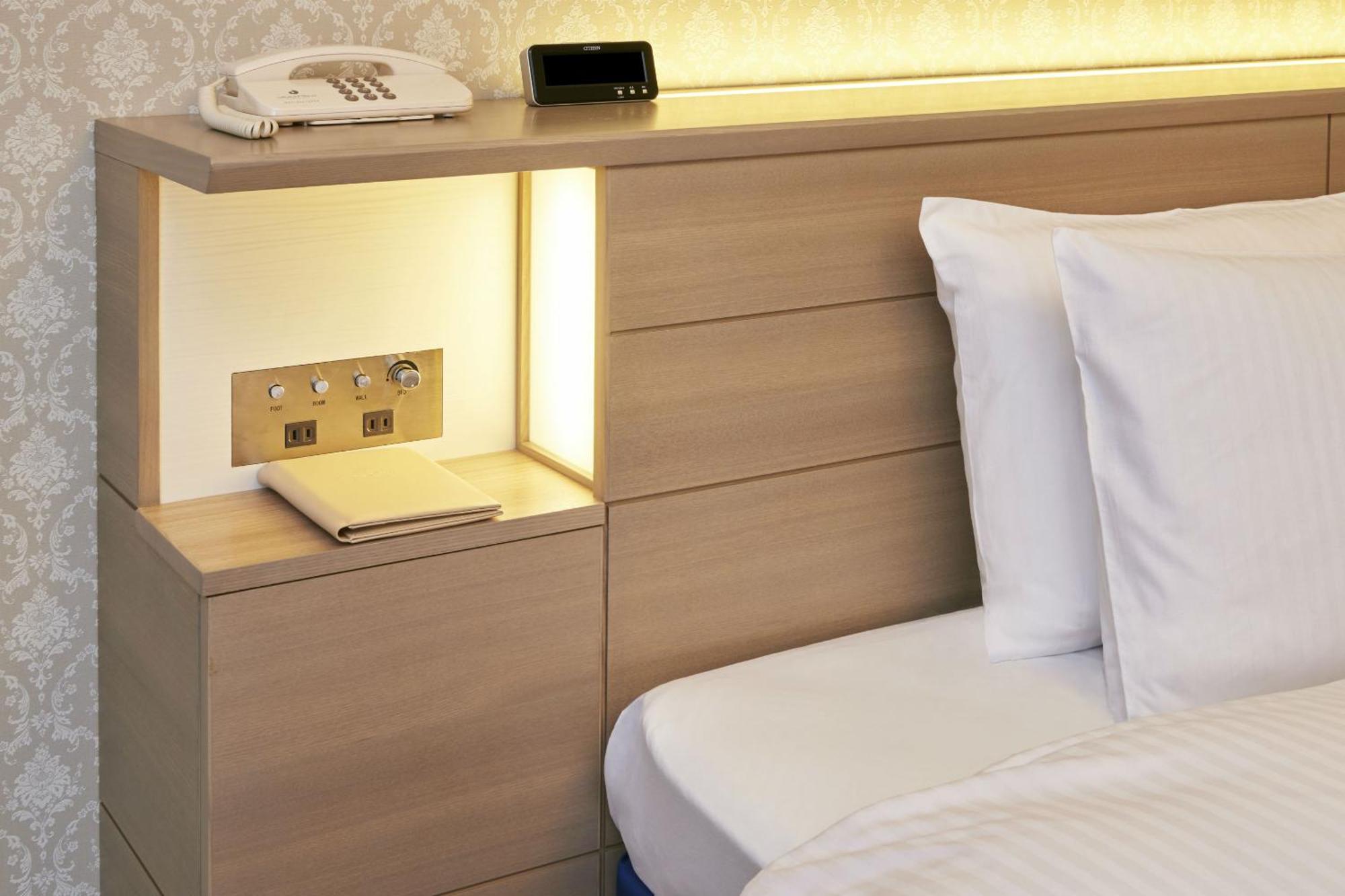Urayasu Hotel Okura Tokyo Bay מראה חיצוני תמונה A bedside table with a built-in telephone