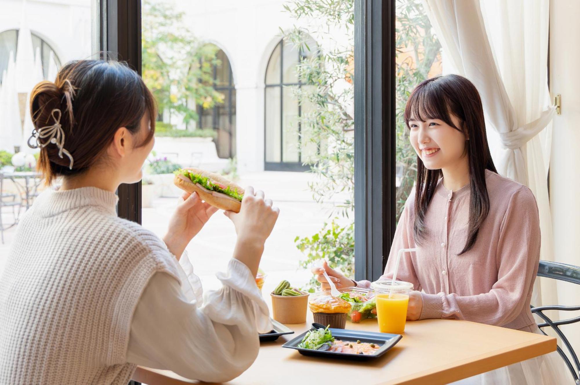 Urayasu Hotel Okura Tokyo Bay מראה חיצוני תמונה Two women eating lunch