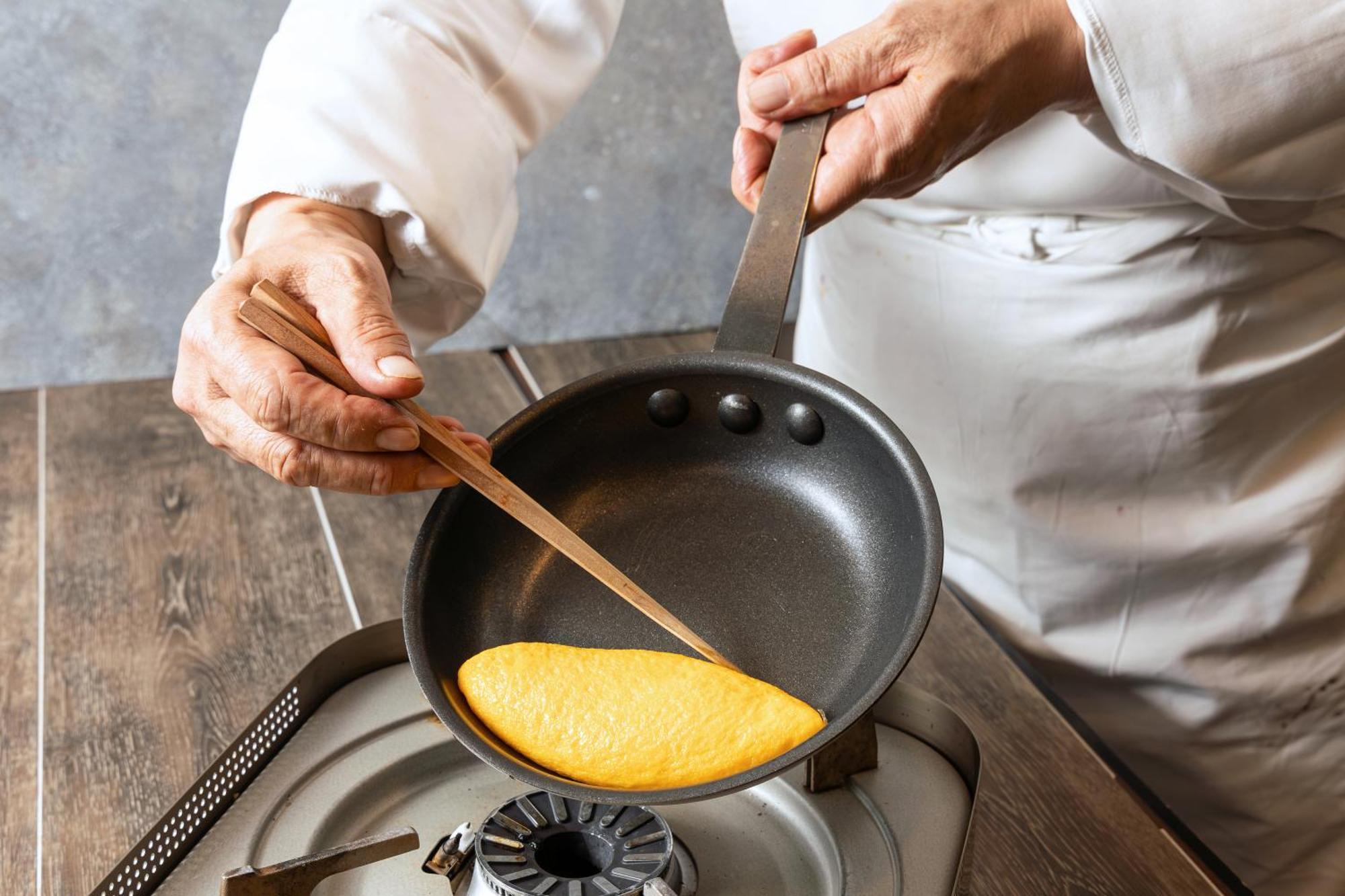 Urayasu Hotel Okura Tokyo Bay מראה חיצוני תמונה A chef cooking an omelette