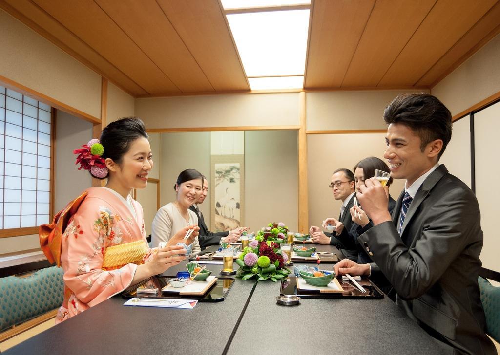 Urayasu Hotel Okura Tokyo Bay מראה חיצוני תמונה A Japanese wedding