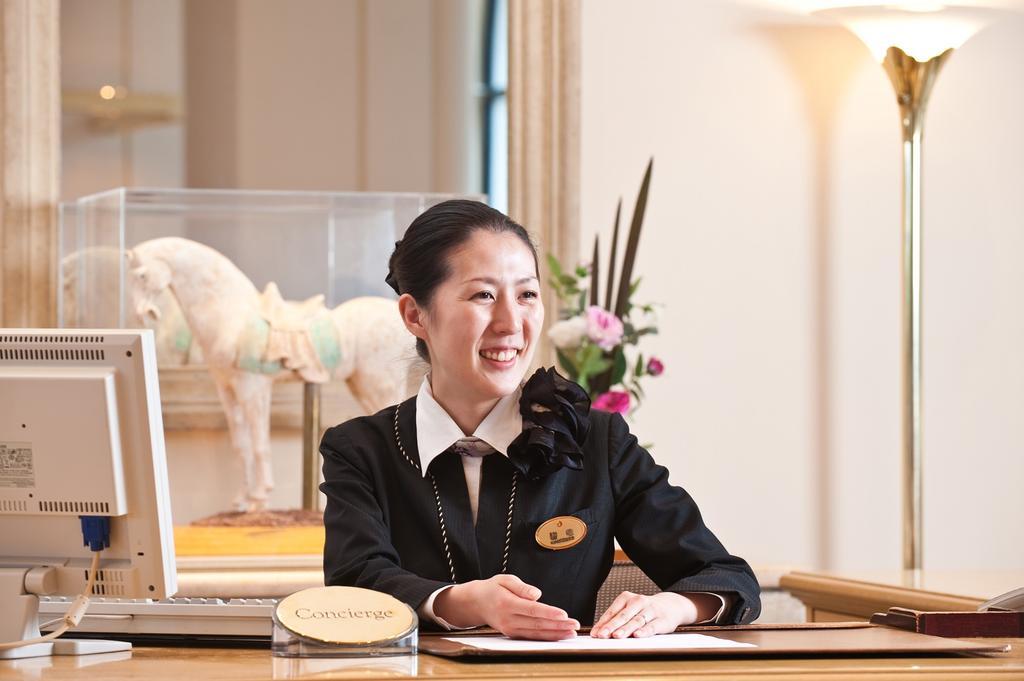 Urayasu Hotel Okura Tokyo Bay מראה חיצוני תמונה A hotel concierge in Japan