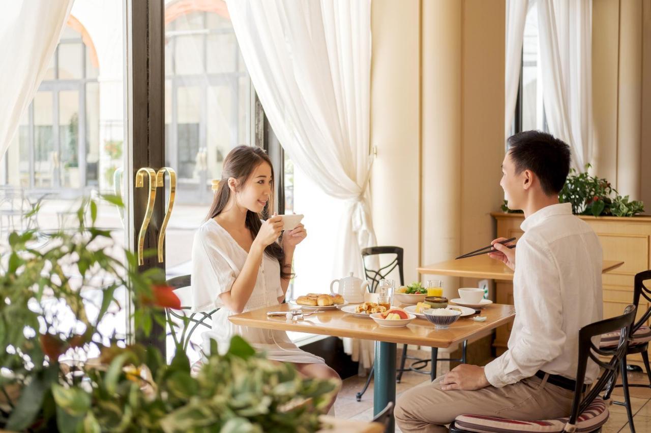 Urayasu Hotel Okura Tokyo Bay מראה חיצוני תמונה A couple dining at a restaurant